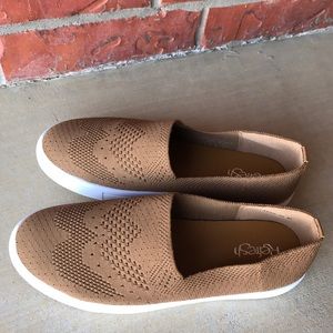 Light brown fly not slides